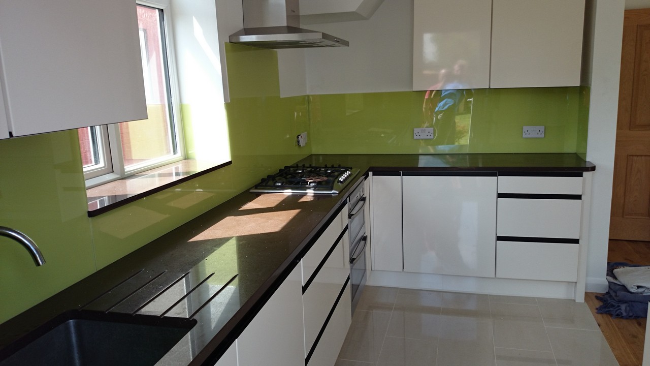 Lime green glass kitchen splashback installed by Croydon glaziers
