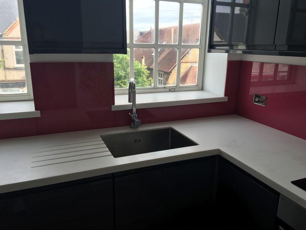 Deep plum coloured glass splashback in modern Croydon kitchen